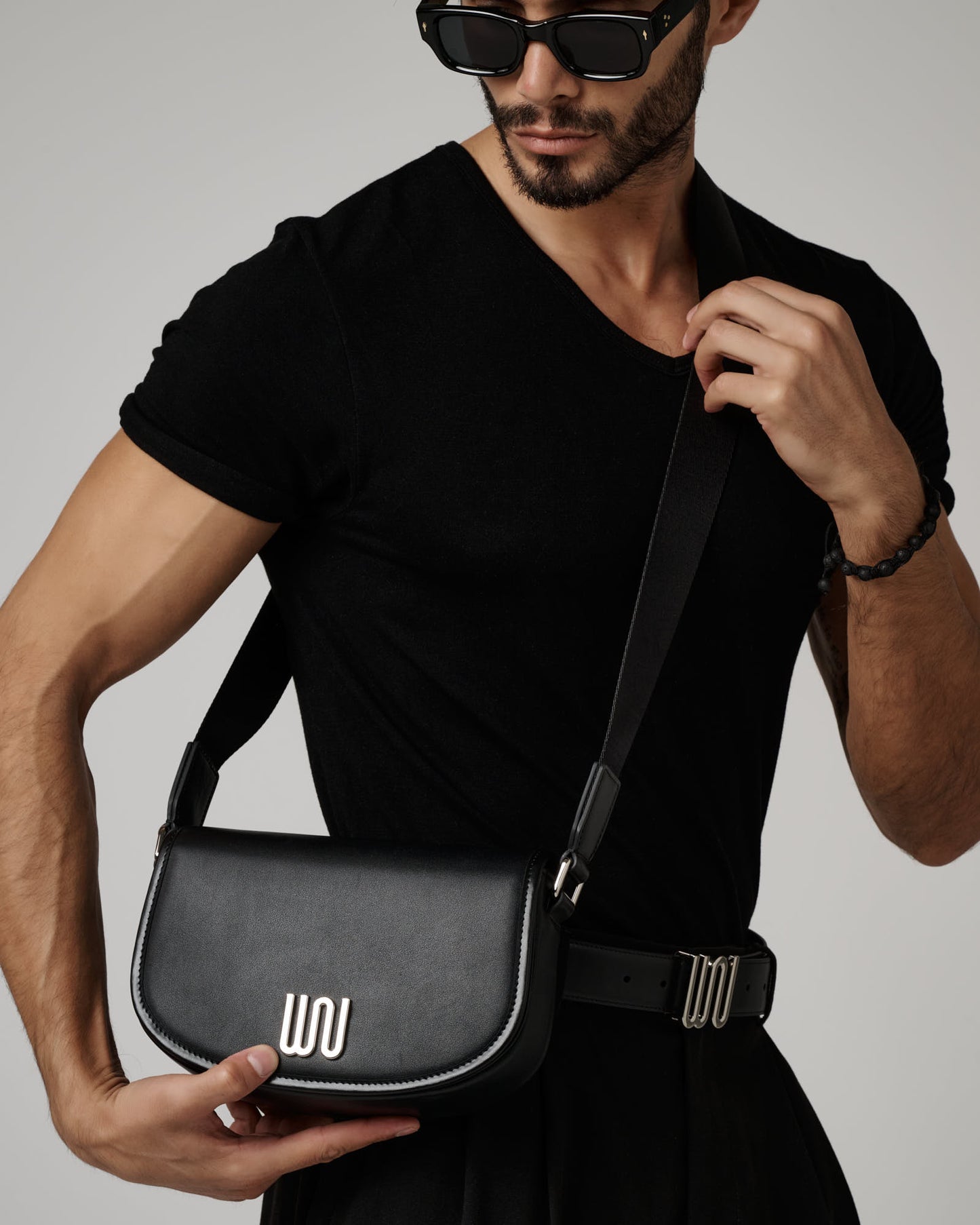 Larimar Noir bag in black leather with silver hardware