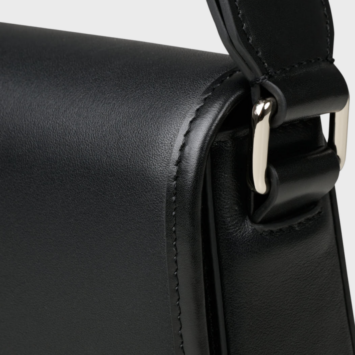 Larimar Noir bag in black leather with silver hardware
